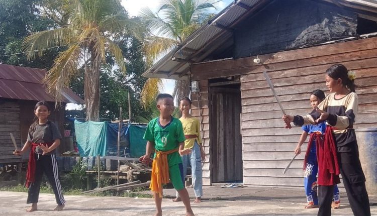 Tampak anak-anak Desa Tumbang Runen berlatih menari, Minggu (13/7/2025). Foto : Istimewa
