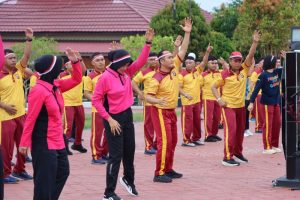 Kapolres Gumas AKBP Heru Eko Wibowo mengikuti senam bersama, Jumat (15/8/2025). Foto : Istimewa