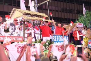 Menteri ATR/BPN Nusron Wahid bersama Wakil Menteri Ossy Dermawan mengikuti karnaval bersatu, Minggu malam (17/8/2025). Foto : Humas dan Protokol ATR/BPN