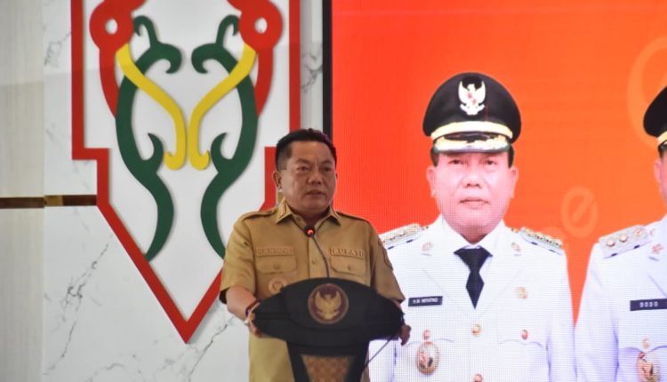 Bupati Kapuas HM Wiyatno menyampaikan sambutan pada kegiatan sosialisasi dan pendampingan pembentukan Posbankum yang diselenggarakan bersama Kanwil Kemenkumham Kalteng, di Hall rumah jabatan Bupati Kapuas, Senin (1/9/2025). Foto : Istimewa